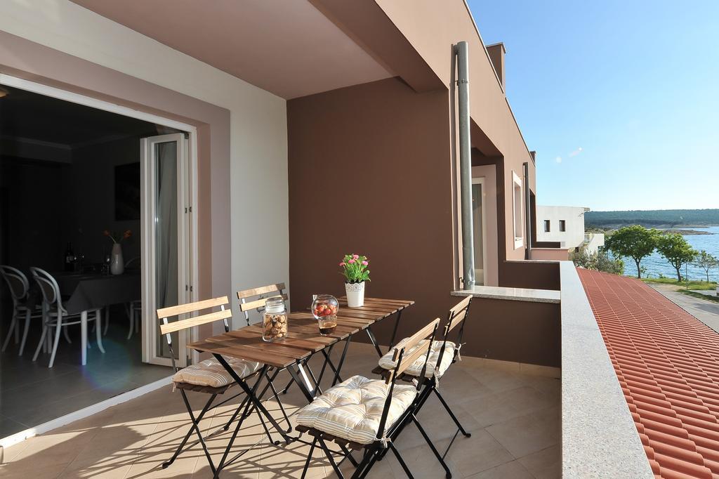 Apartmani Peric Meka Draga Obrovac Exterior foto