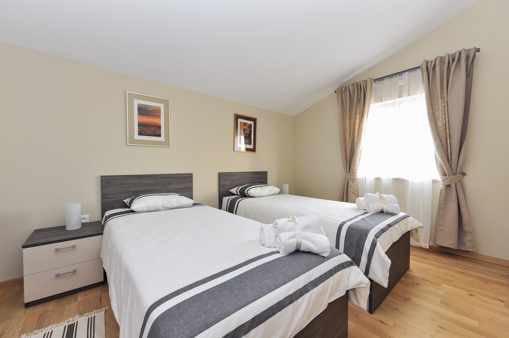 Apartmani Peric Meka Draga Obrovac Exterior foto