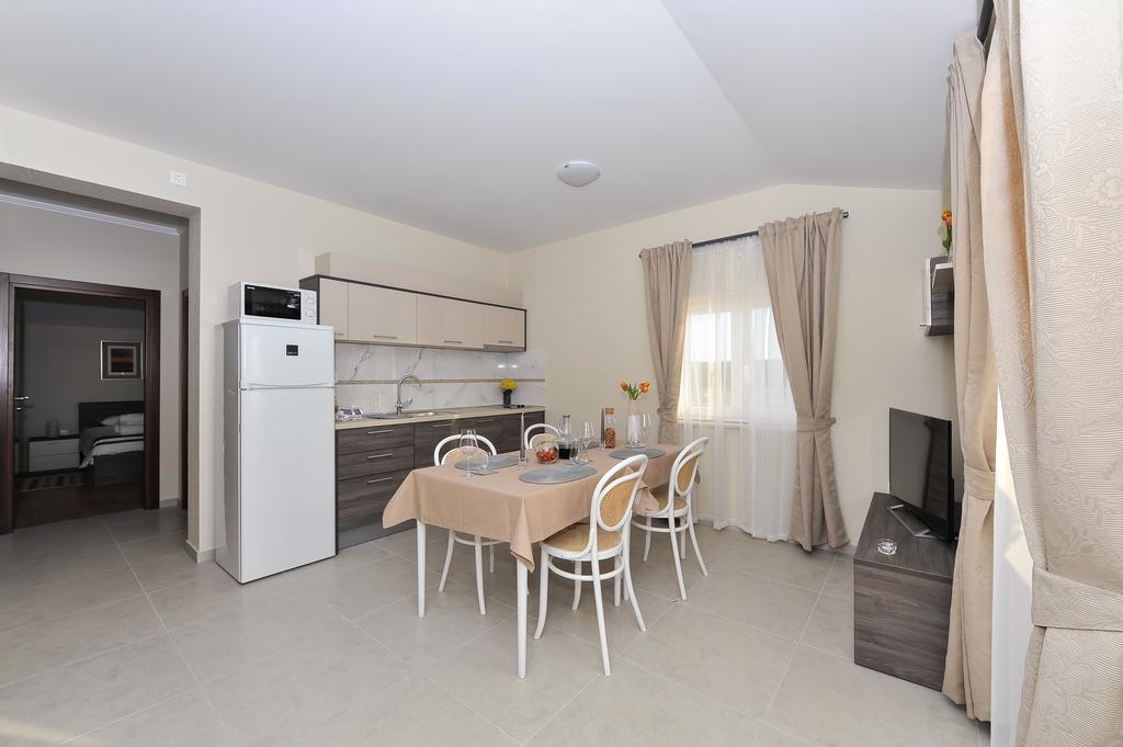 Apartmani Peric Meka Draga Obrovac Exterior foto